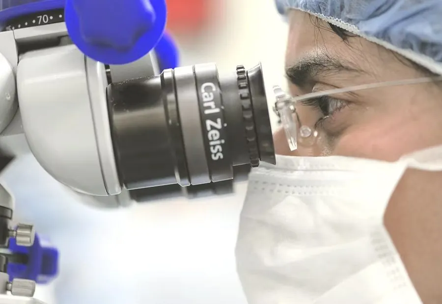 Ophthalmic surgeon using a Carl Zeiss surgical microscope